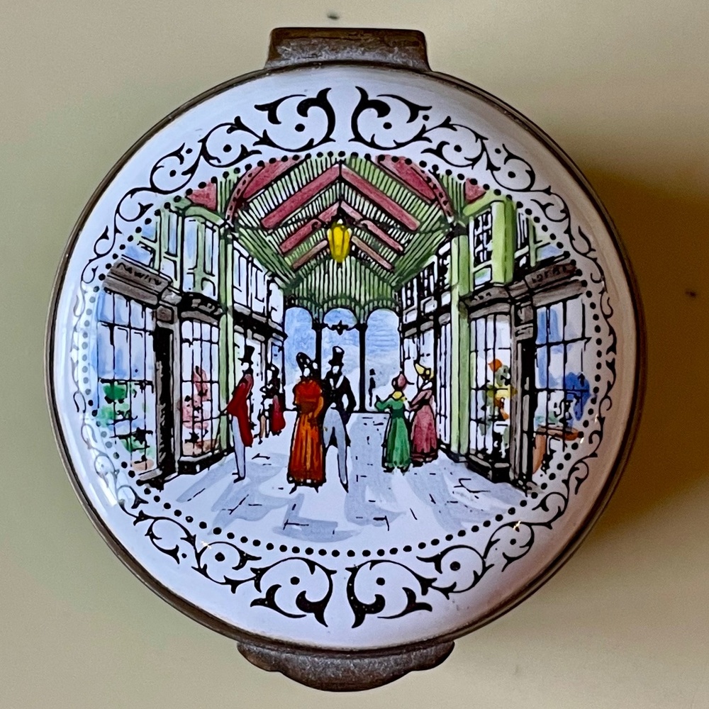 Crummles & Co. Enamel Pill/Snuff Box - Zelli, Burlington Arcade, London - Picture 2 of 10